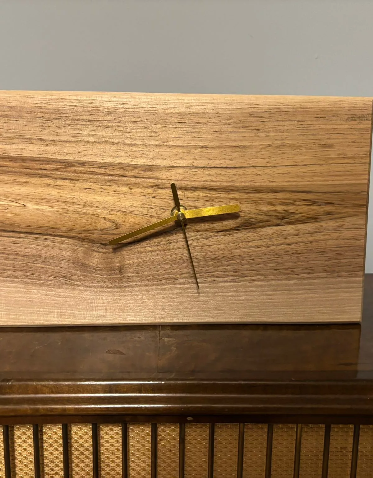 Zegar z orzecha grawer personalizacja driftwood