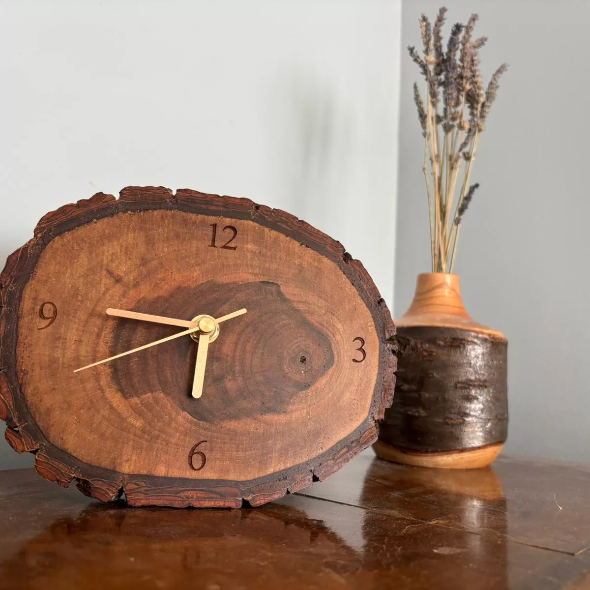 Zegar kominkowy z plastra drewna orzecha Driftwood