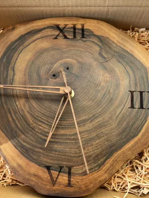 Zegar ścienny z orzecha Driftwood "Czas z duszą"