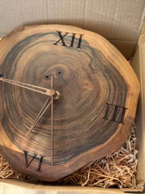 Zegar ścienny z orzecha Driftwood "Czas z duszą"