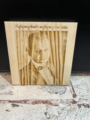 Portret grawerowany na drewnie na bazie Twojego zdjęcia –  Driftwood
