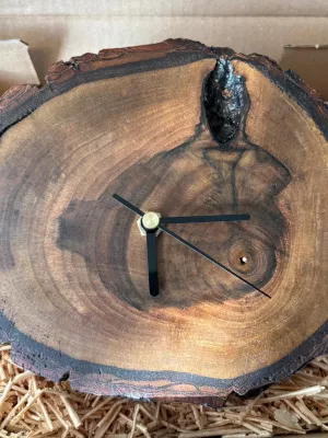 Zegar z plastra drewna orzecha Driftwood