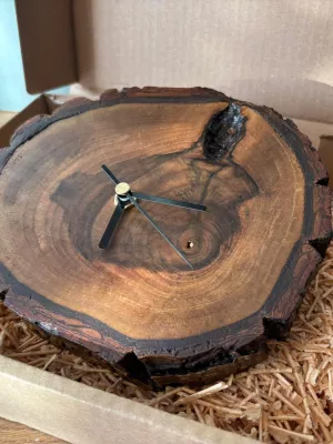 Zegar z plastra drewna orzecha Driftwood