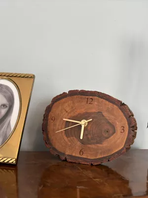 Zegar kominkowy z plastra drewna orzecha Driftwood