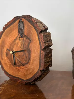 Zegar z plastra drewna orzecha Driftwood