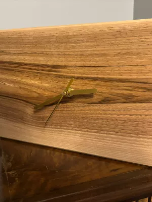 Zegar z orzecha grawer personalizacja driftwood