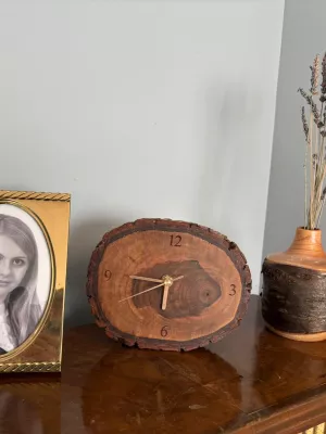 Zegar kominkowy z plastra drewna orzecha Driftwood