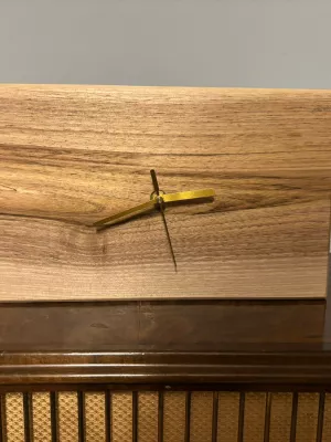 Zegar z orzecha grawer personalizacja driftwood