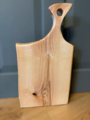 Deska do krojenia lub serwowania z jesionu