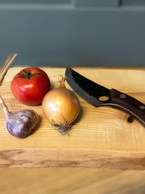 Deska do krojenia lub serwowania z jesionu