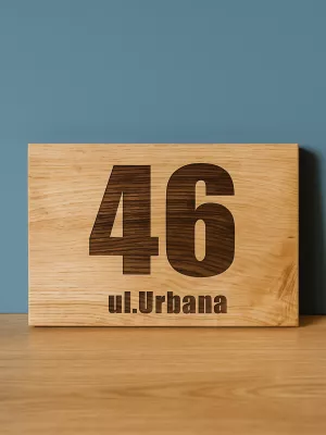 Tablica dębowa z adresem grawerowana