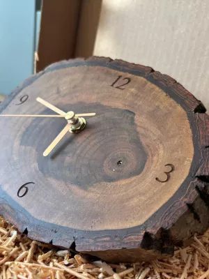 Zegar kominkowy z plastra drewna orzecha Driftwood